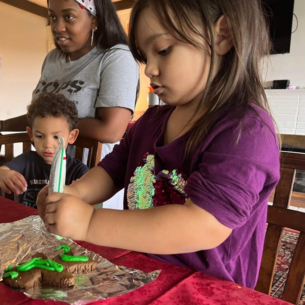 kids decorating cookies